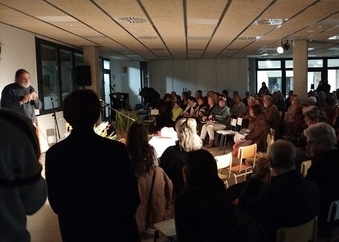 Escuela 2 commemora 50 anys de l’escola amb el llibre "Tejiendo mariposas" 