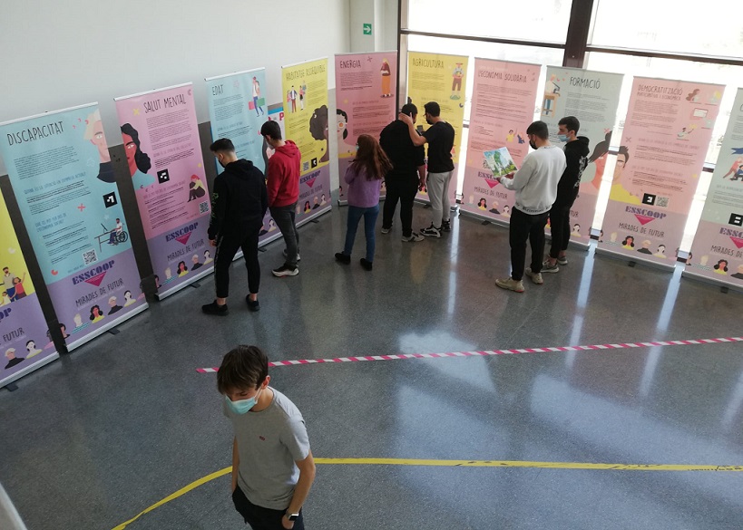 L’exposició ‘Mirades de futur’ continua el seu itinerari de visites pels centres educatius valencians