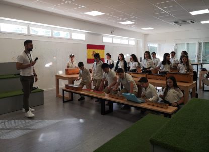Alumnat de la Devesa School de Carlet es connecta a l'aprenentatge global