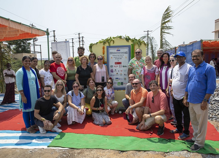 Primera pedra del centre comunitari en què la UCEV participa amb la Fundació Vicente Ferrer i altres cooperatives